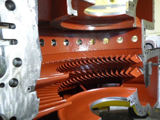 Turbinengehäuse mit installierten Turbinenschaufeln, die Gichtgas ausgesetzt sind, beschichtet mit kalthärtender Epoxy-Beschichtung  HR 60 Extra G, rot