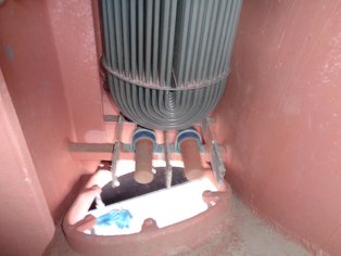 Box cooler arrondi revêtu avec SÄKATONIT Extra AR-F et installé dans un caisson de prise d'eau avec un système de protection antisalissure par courant appliqué (ICAF), en service depuis un an et demi dans l'Atlantique