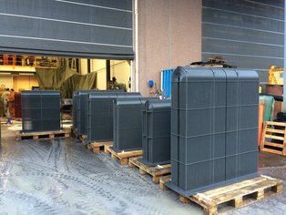 Vari box cooler dopo la riapplicazione del rivestimento con SÄKATONIT Extra AR-F, caricati su Europallet per il trasporto al rimessaggio a secco in Norvegia