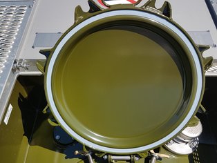Mannlochdeckel eines mit Si 14 E beschichteten ISO-Tankcontainers