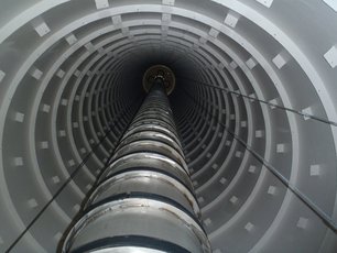 Interno di una torre ad adsorbimento sottoposta a rifacimento del rivestimento con SÄKAFLAKE 900 White 3K, prima dell’installazione dei componenti interni